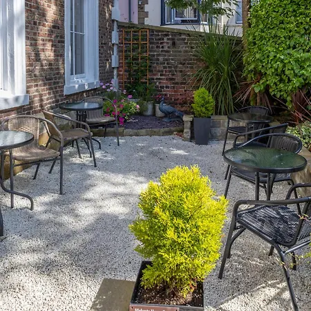 Highgate House ويتبي